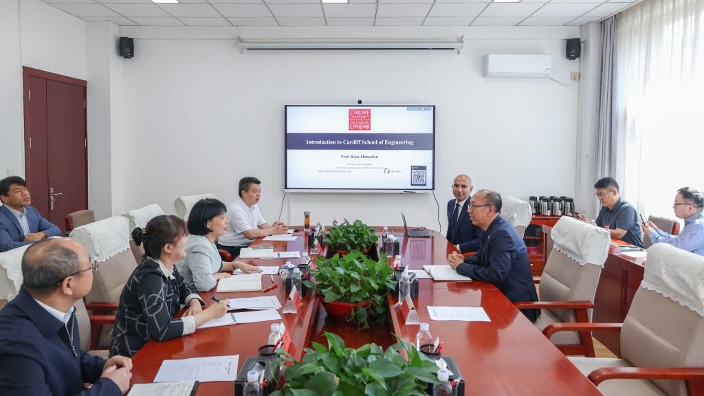 Professor Wu Jianzhong from Cardiff University (UK) Visits Our University to Discuss Scientific Research Cooperation and Education Development